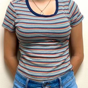 Multi-colored T-shirt with a blue collar
